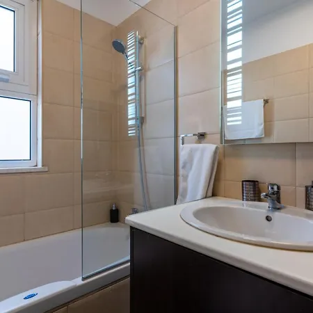 Harbor 102 Stylish 1-bedroom In Апартаменти Ларнака